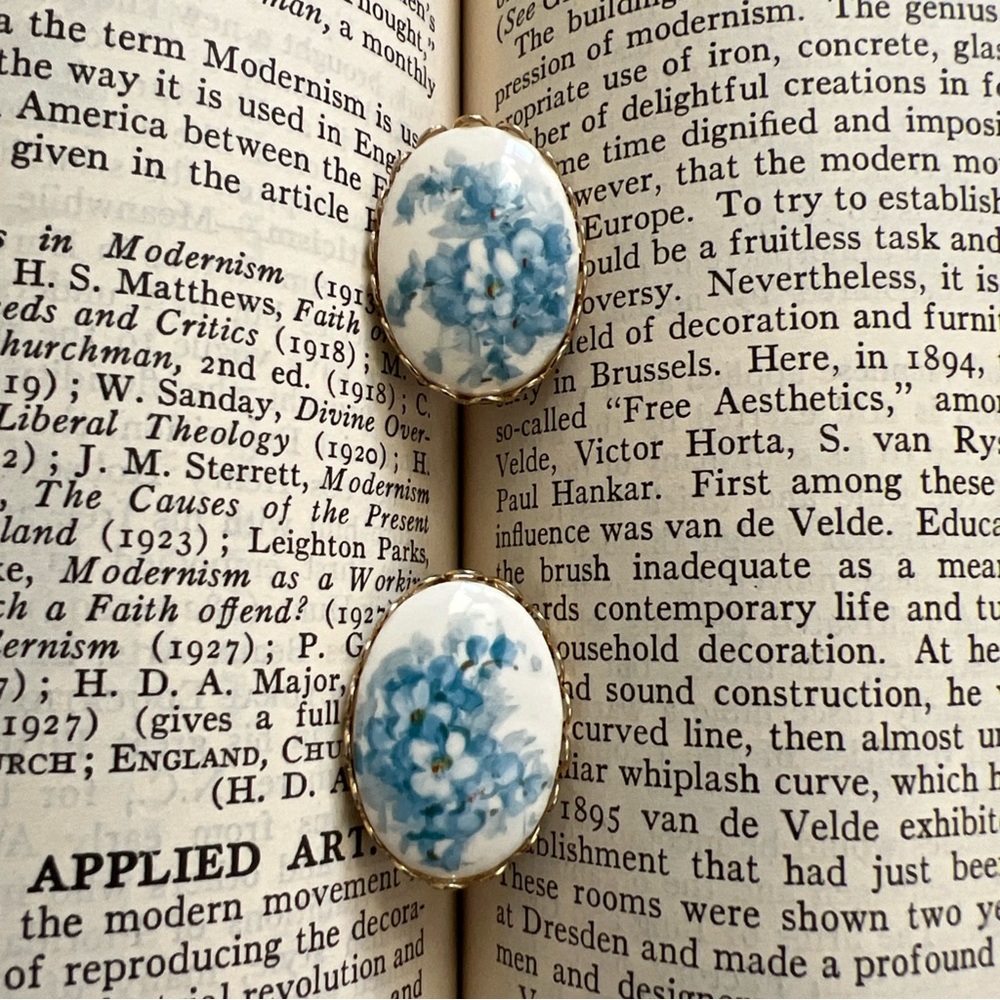 Vintage Clip On Blue Flower Gold Trim Earrings